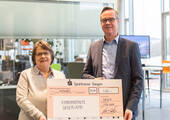 Hees-Geschäftsführer Sebastian Leipold (rechts) überreicht einen Spendenscheck über 400 Euro an Jutta Klappstein vom Arbeitskreis der Kindernothilfe Siegerland. (Bild: Hees Bürowelt)