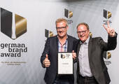 Glückliche Gesichter beim German Brand Award 2018: die beiden Geschäftsführer der Steinmann-Gruppe, Thomas Prechtel (links) und Oliver Steinmann (rechts), mit der "Winner"-Urkunde