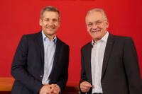 Moritz Duschl (li.) ist neuer CFO der Simba Dickie Group. Er folgt auf seinen Vater Manfred Duschl (re.). Foto: Simba Dickie